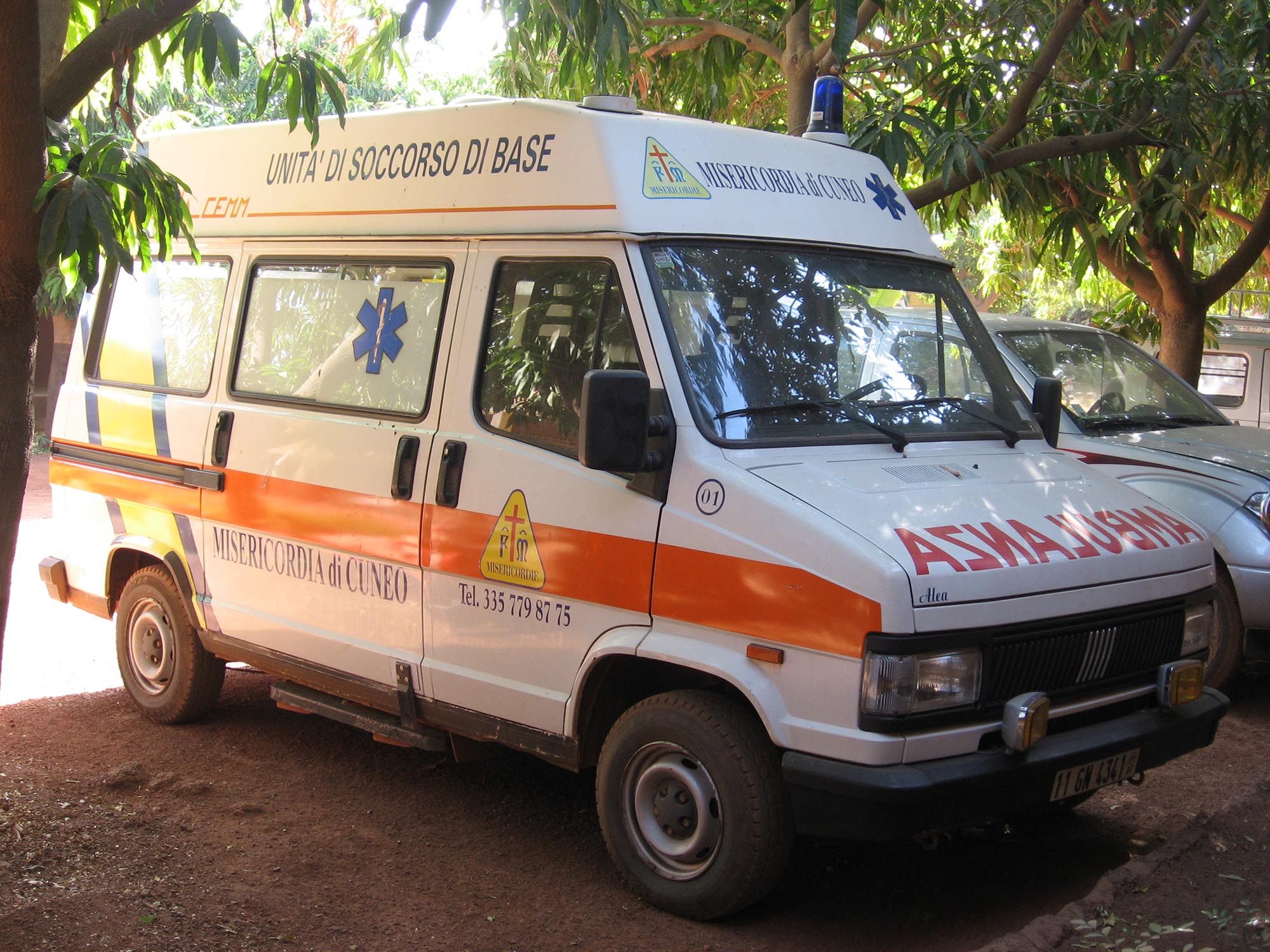 2010: Ambulanza per l'ospedale di nanoro